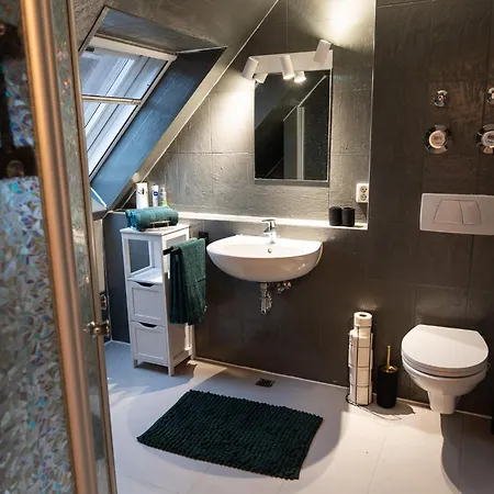 Stilvolles Mit Balkon, Parkplatz & Top-lage *